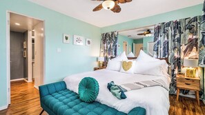Kondominium, 1 Tempat Tidur King dengan tempat tidur Sofa, beranda (Casa de Emdeko 116) | 1 kamar tidur dan didekorasi berbeda-beda