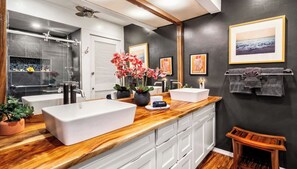 Condo, 1 King Bed with Sofa bed, Lanai, Garden View (Casa de Emdeko 116) | Bathroom | Towels