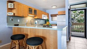 Condo, Plusieurs lits, lanai, vue sur l’océan (Kona Bali Kai 322) | Cuisine privée | Table de salle à manger