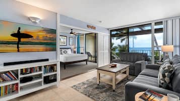 Leilighet, flere senger, lanai, havutsikt (Kona Bali Kai 322) | Oppholdsområde | En 42-tommers Flatskjerm-TV med digitale kanaler