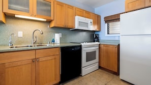 Condo, Multiple Beds, Lanai, Ocean View (Kona Bali Kai 322) | Private kitchen | Coffee/tea maker, dining tables