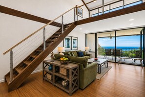 콘도, 침대(여러 개), 라나이, 바다 전망 (Country Club Villas 318) | 거실 공간 | 디지털 채널 시청이 가능한 42인치 평면 TV