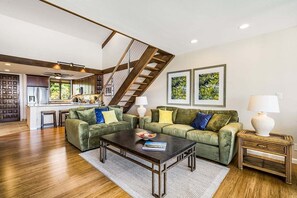 コンドミニアム ベッド (複数台) ラナイ オーシャンビュー (Country Club Villas 318) | リビング エリア | 42 インチの薄型テレビ (デジタル放送視聴可)