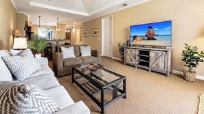 獨棟房屋, 多張床, 夏威夷式陽台, 山景 (Waikoloa Beach Villas N32) | 起居區 | 65-吋平面電視，提供有線頻道