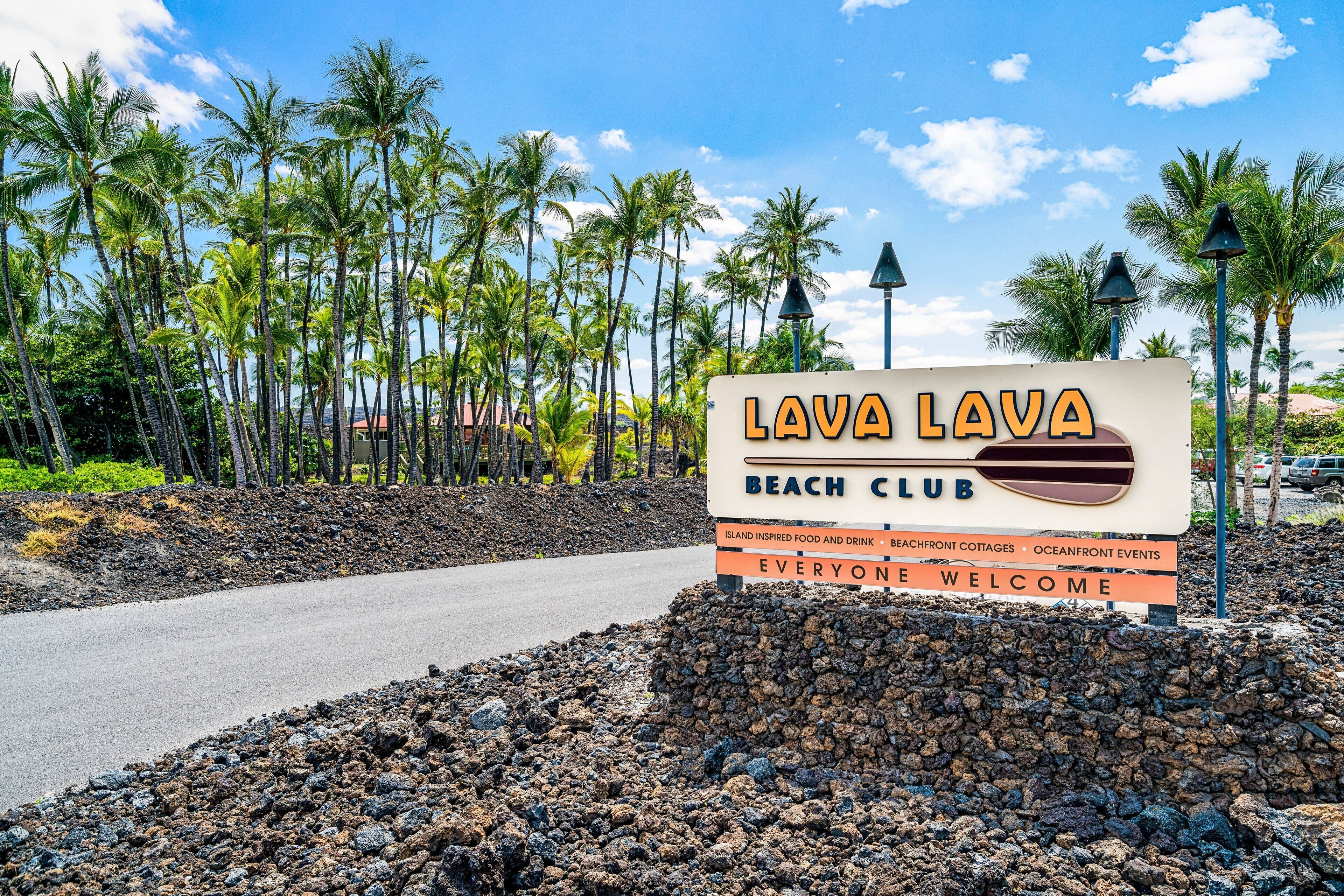 Een bordje voor Lava Lava Beach Club met een uitnodigende boodschap.