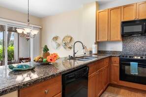 Maison mitoyenne, plusieurs lits, véranda, vue golf (Waikoloa Colony Villas 103) | Cuisine privée