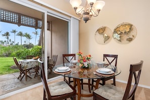 Maison mitoyenne, plusieurs lits, véranda, vue golf (Waikoloa Colony Villas 103) | 2 chambres, décoration personnalisée, ameublement personnalisé