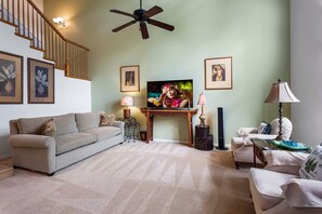 Townhome - flera sängar - lanai - utsikt mot golfbanan (Waikoloa Colony Villas 103) | Vardagsrum | 42-tums platt-tv med digitalkanaler