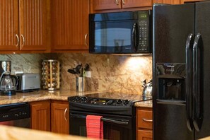 Condo, Multiple Beds, Lanai, Garden View (Golf Villas at Mauna Lani Q2) | Private kitchen