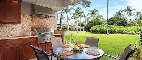 Condo, varias camas, lanai, vista al jardín (Golf Villas at Mauna Lani Q2) | Restaurante al aire libre