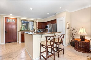 Private kitchen - Serene Resort Living - Ground Floor - Private Beach Club Access - Vrkcv (Kamuela)