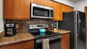 Kondominium, Beberapa Tempat Tidur, beranda, pemandangan kebun (The Shores at Waikoloa 117) | Dapur pribadi | Mesin pembuat kopi/teh dan meja makan
