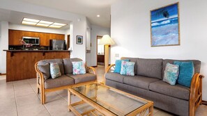 Appartamento, letti multipli, lanai, vista giardino (The Shores at Waikoloa 117) | Area soggiorno | TV a schermo piatto 42 pollici con canali digitali