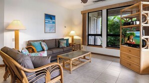 Bloc d'apartaments, diversos llits, pati hawaià, vistes al jardí (The Shores at Waikoloa 117) | Sala d'estar | Televisor de pantalla plana de 42 polzades amb canals digitals