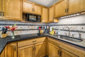 Condo, 1 Queen Bed with Sofa bed, Lanai, Partial Ocean View (Kona Isle C35) | Private kitchen