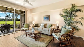 Appart'hôtel, plusieurs lits, véranda, vue golf (Fairway Villas Waikoloa K3) | Coin séjour | Télévision à écran plat de 75 pouces avec chaînes numériques