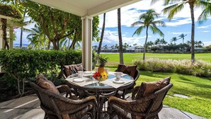 Leilighet, flere senger, lanai, utsikt mot golfbane (Fairway Villas Waikoloa K3) | Utendørsservering