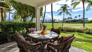 Condo, varias camas, lanai, vista al campo de golf (Fairway Villas Waikoloa K3) | Restaurante al aire libre