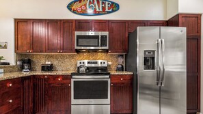 Appart'hôtel, plusieurs lits, véranda, vue golf (Fairway Villas Waikoloa K3) | Cuisine privée | Cafetière/bouilloire, tables à manger