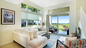 Hus - flera sÀngar - lanai - havsutsikt (Na Hale O Keauhou C1) | Vardagsrum | 42-tums platt-tv med digitalkanaler