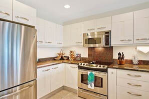 House, Multiple Beds, Lanai, Ocean View (Na Hale O Keauhou C1) | Private kitchen | Coffee/tea maker, dining tables