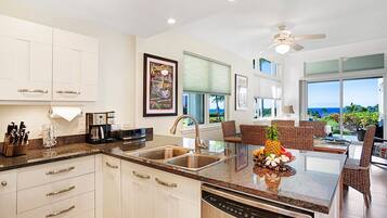 Hus - flera sÀngar - lanai - havsutsikt (Na Hale O Keauhou C1) | Eget kök | Matbord