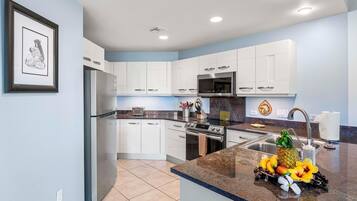 Townhome, Multiple Beds, Lanai, Ocean View (Na Hale O Keauhou N3) | Private kitchen | Fridge, microwave, oven, stovetop
