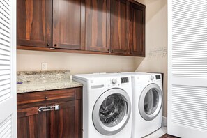 House, Multiple Beds, Private Pool, Ocean View (Holua Kai 21) | Laundry