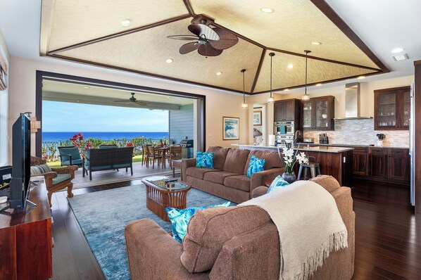 하우스, 침대(여러 개), 전용 수영장, 바다 전망 (Holua Kai 21) | 거실 공간 | 디지털 채널 시청이 가능한 42인치 평면 TV