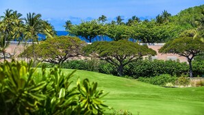 A lush green landscape with palm trees and a clear blue sky. - Relaxing Resort Living - Free Concierge - AC! - Vrkcv (Waikoloa)