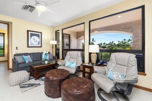 Appartement, Meerdere bedden, veranda, uitzicht op tuin (The Shores at Waikoloa 202) | Woonruimte | Een 42-inch flatscreentelevisie met digitale zenders
