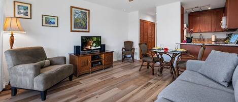 Kondominium, 1 Tempat Tidur Queen dengan tempat tidur Sofa, beranda (Kona Isle C32) | Area keluarga | Televisi layar datar 42-inci dengan saluran TV digital