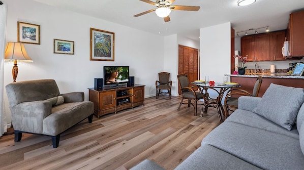Condo, 1 Queen Bed with Sofa bed, Lanai, Partial Ocean View (Kona Isle C32) | Living area