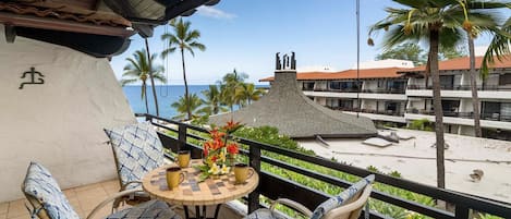 Condo, 1 grand lit, lanai, vue partielle sur l'océan (Casa de Emdeko 315) | Vue de la chambre