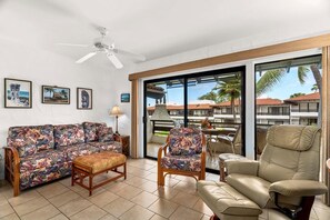 Condo, 1 cama Queen size, lanai, vista parcial al océano (Casa de Emdeko 315) | Área de sala de estar | Televisión de pantalla plana de 42 pulgadas con canales digitales 