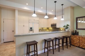 Casa, varias camas, lanai, vistas al campo de golf (Kulalani at Mauna Lani 802) | Cocina privada | Mesa de comedor