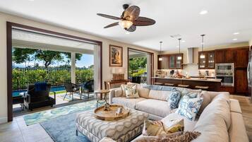 Rumah, Beberapa Tempat Tidur, kolam renang pribadi, pemandangan samudra (Holua Kai 11) | Area keluarga | Televisi layar datar 42-inci dengan saluran TV digital