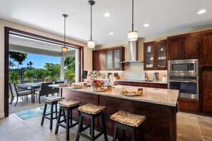 Casa, varias camas, piscina privada, vistas al mar (Holua Kai 11) | Cocina privada | Cafetera o tetera