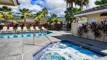 Kolam renang outdoor, dengan kursi berjemur