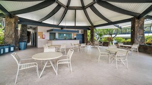 Outdoor dining - Ocean View - No Stairs! - In Unit Washer/dryer -top Floor- Vrkcv (Kailua-Kona)