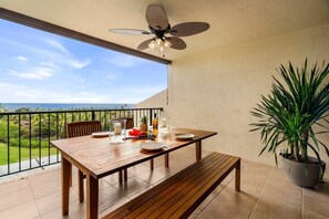 Apartamento, varias camas, lanai, vistas al mar (Country Club Villas 338) | Restaurante al aire libre