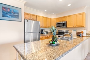 Condo, 1 très grand lit et 1 canapé-lit, lanai, vue sur l’océan (Sea Village 2102) | Cuisine privée | Table de salle à manger