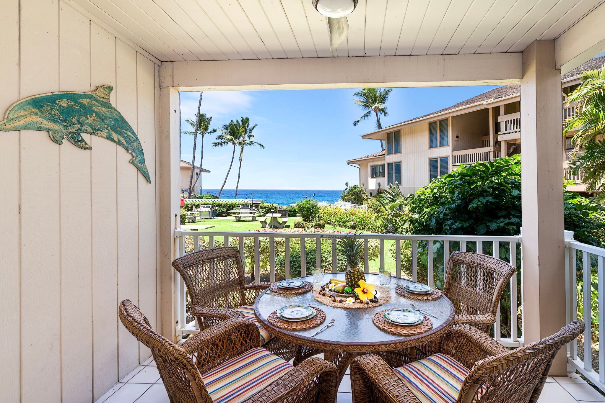 Kondominium, 1 Tempat Tidur King dengan tempat tidur Sofa, beranda (Sea Village 2102) | Tempat makan outdoor