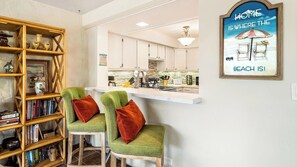 Apartment, Mehrere Betten, Veranda, Meerblick (Casa de Emdeko 136) | Eigene Küche | Esstisch