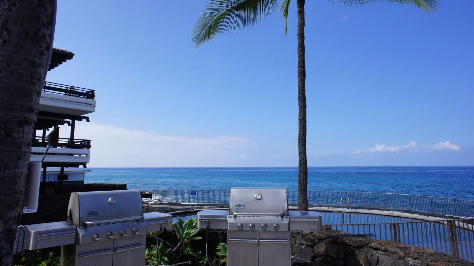 Una zona de barbacoa con vista al océano.