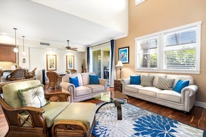 شقة - عدة أسرّة - بشرفة مسقوفة - منظر للحديقة (Halii Kai 20F) | منطقة المعيشة | تلفزيون بشاشة مسطحة بحجم 42-بوصة يعرض قنوات تلفزيونية رقمية