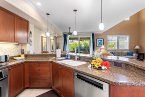 شقة - عدة أسرّة - بشرفة مسقوفة - منظر للحديقة (Halii Kai 20F) | مطبخ خاص