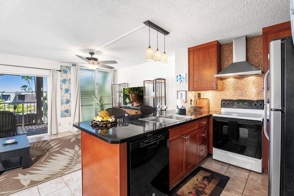 Condo, 1 cama Queen size, lanai, vista parcial al océano (Alii Villas 319) | Cocina privada | Cafetera y tetera y comedor