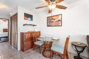 Condo, 1 cama Queen size, lanai, vista parcial al océano (Alii Villas 319) | 1 habitación, decoración personalizada y muebles diferentes