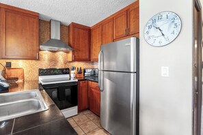 Condo, 1 Queen Bed, Lanai, Partial Ocean View (Alii Villas 319) | Private kitchen | Dining tables